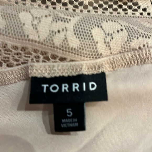 Torrid Cold Shoulder Top  Nude Color Lace with Stretch NWOT Sz 5X - Picture 12 of 14
